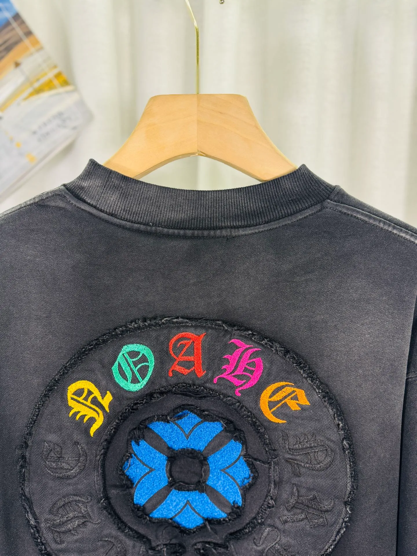 P270 top version, real shot without P, ​​different from market currency) 𝗖𝗵𝗿𝗼𝗺𝗲 𝗛𝗲𝗮𝗿𝘁𝘀/Cro Heart 2025 washed patch embroidery autumn and winter new original single counter American laser burnt 3D three-dimensional color embroidered couple casual sweatshirt 👑The highest version! Customized fabric 430g tripe terry fabric! American acid-washed and distressed original fabric laser burnt ✟appliqué embroidery and exquisite embroidery of letters! The best-selling model in the counter, very comfortable to wear. Accessories: original molded and authenticated collar label➕100% silk wash label. Genuine purchase-grade original hangtag➕matching hanging rope➕3D hanging beads➕original packaging bag. Craftsmanship: The original version has consistent wiring! The highest version of the armhole matching technique! Color: White Black Size: S M L XL Style No.: 9324